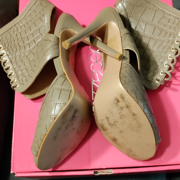 Heels - Picture 5 of 5